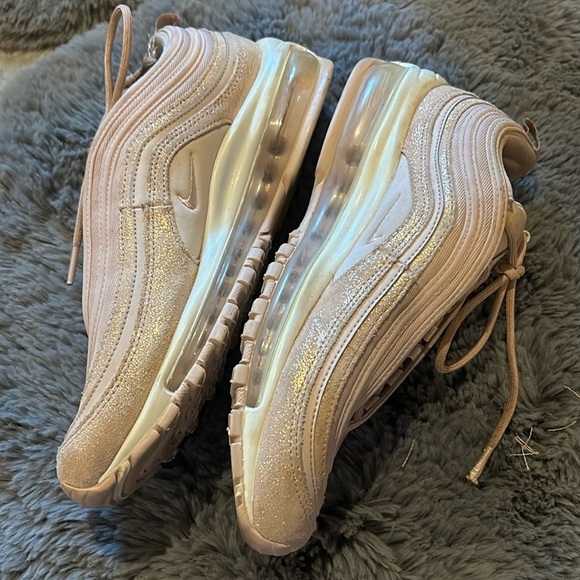 Nike shoes - Picture 1 of 5